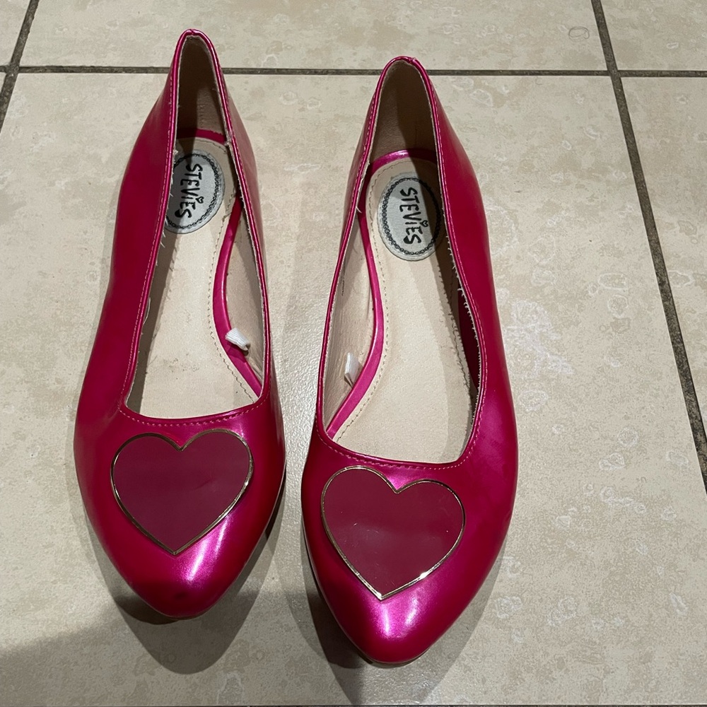 PINK STEVIES-CUTE HEART ON TOES SHOES-LIKE NEW. COMFORTABLE. Size 5 girls